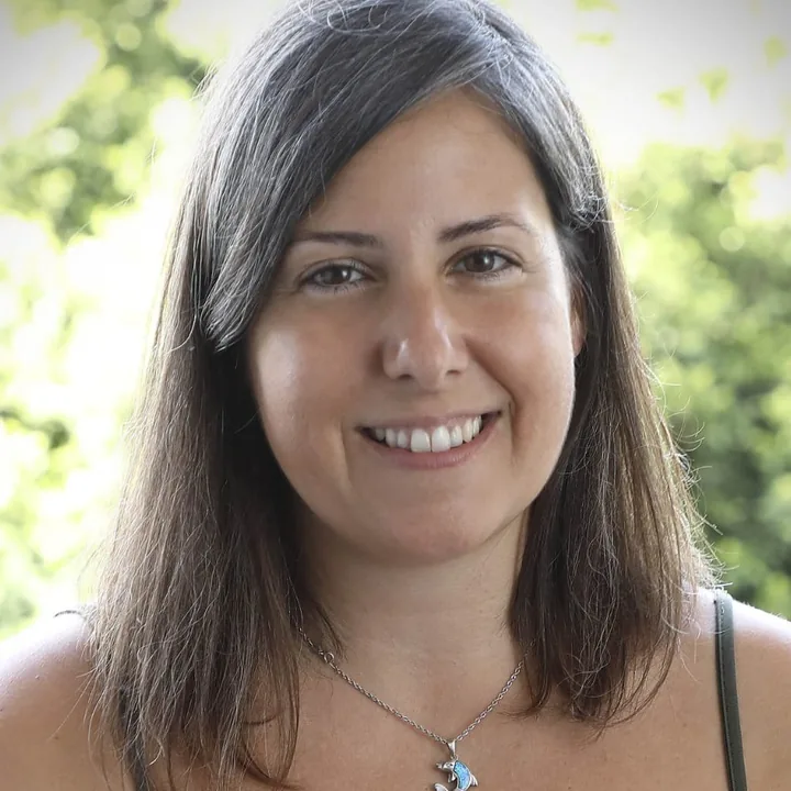 Ana González, fisioterapeuta y creadora de Fibroterapia, sonriendo en un jardín