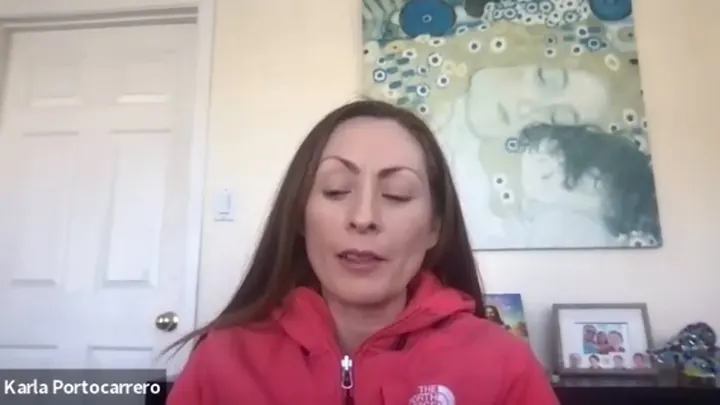 Karla contando su historia