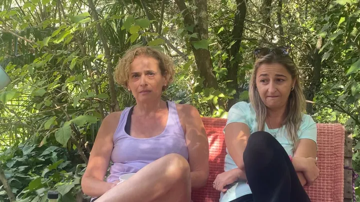 Dulce y Marian, alumnas de Fibroterapia, sentadas juntas en el jardín del retiro