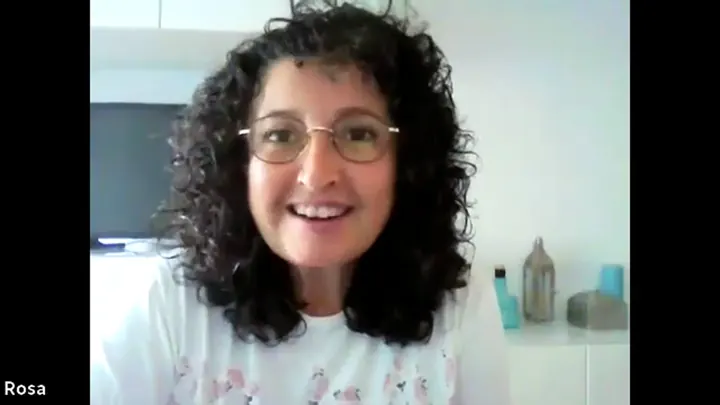 Rosa contando su historia por videollamada